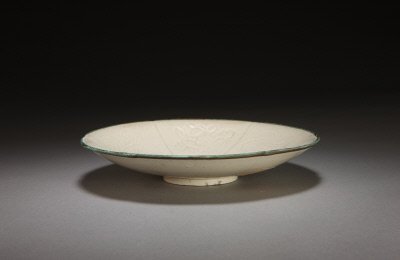 图片[1]-Dingyao white glaze carved lotus duck flower plate-China Archive